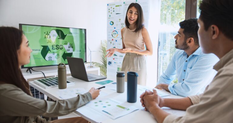 Equipe organisant un challenge RSE à l'aide d'un logiciel de collaboration